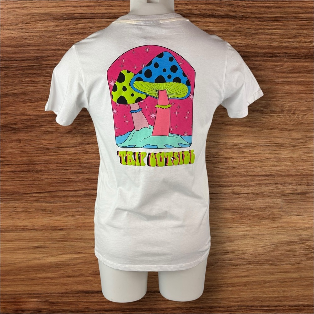 WESC T-Shirt Tee Men’s Small White NWT Streetwear Mushrooms “Trip Outside” (41)
